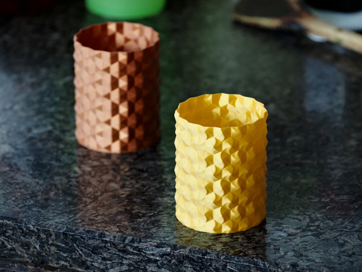 Vases Hex Twist aux surfaces torsadées, exemples imprimés par DrLex