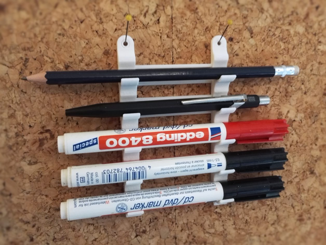 Porte-stylos mural — exemple imprimé photographié par DrLex