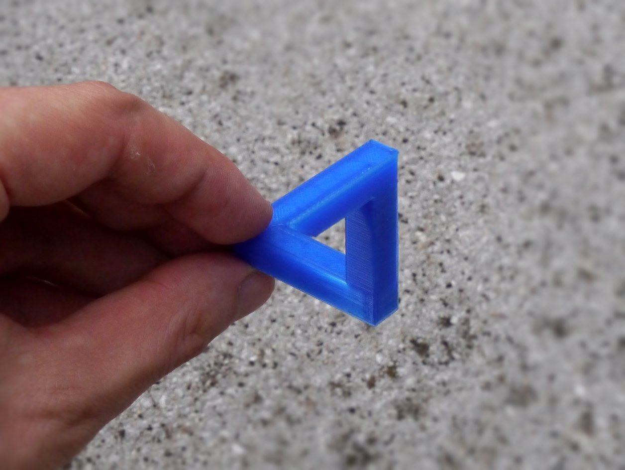 Triangle impossible — exemple imprimé photographié par DrLex